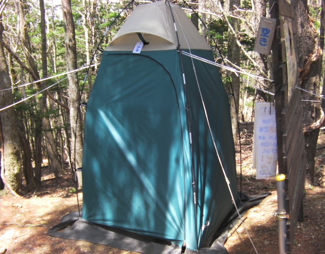 アポイ岳　5合目避難小屋　簡易（テント型）トイレブース