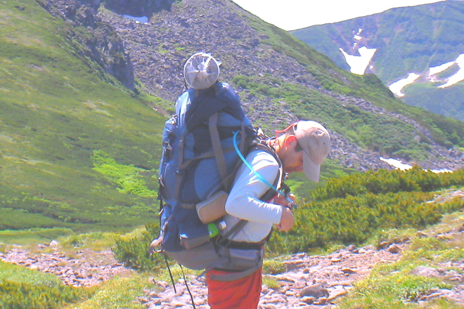 登山　縦走用ザックを背負う　パッキングの仕方