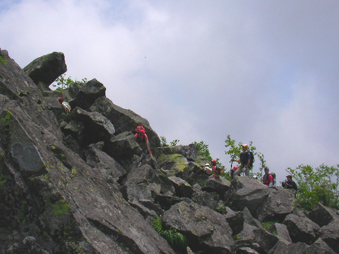 白雲山　ガレ場を登る子どもたち