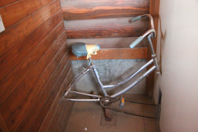 黒岳　石室　バイオトイレ　自転車のペダルをこぐ