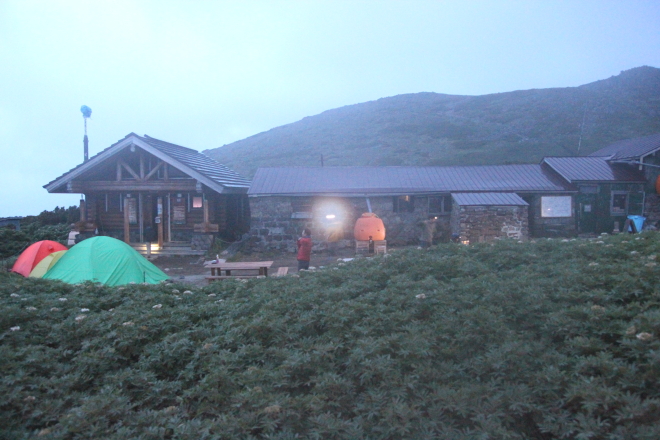 黒岳　石室　キャンプ指定地外に張られたテント