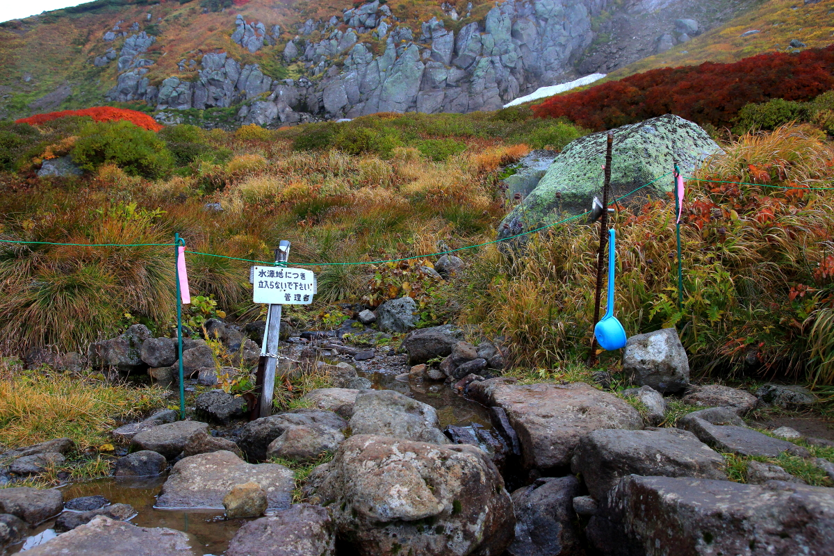 白雲岳避難小屋の水場